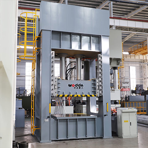 315噸(dun)框架式汽(qi)車钣金件(jian)液壓機