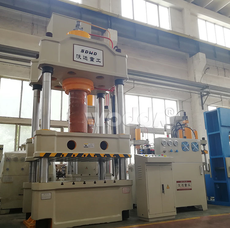 四(si)柱液(ye)壓機(ji)