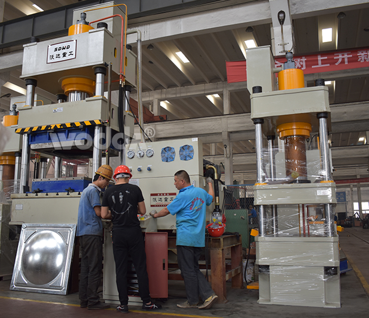 不鏽(xiu)鋼水箱(xiang)四柱拉(la)伸液壓(ya)機 不鏽(xiu)鋼水箱(xiang)四柱拉(la)伸液壓(ya)機