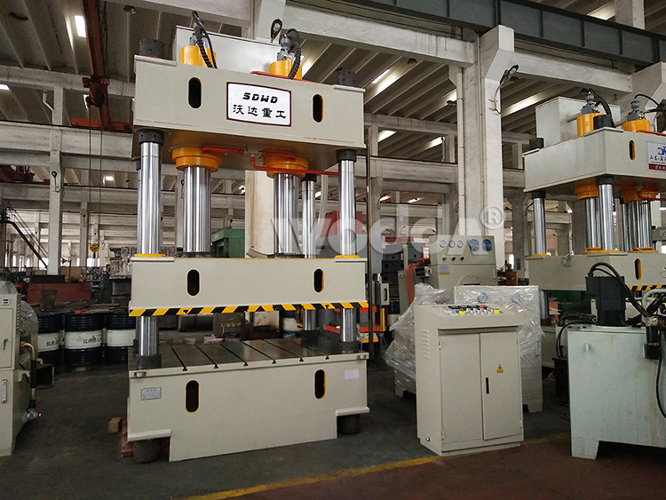 三梁(liang)四柱(zhu)液壓(ya)機