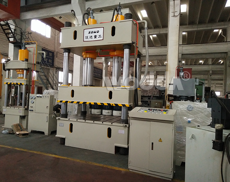 雙(shuang)缸三(san)梁四(si)柱液(ye)壓機(ji)