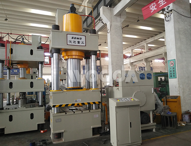 500噸三(san)梁四(si)柱液(ye)壓機(ji)