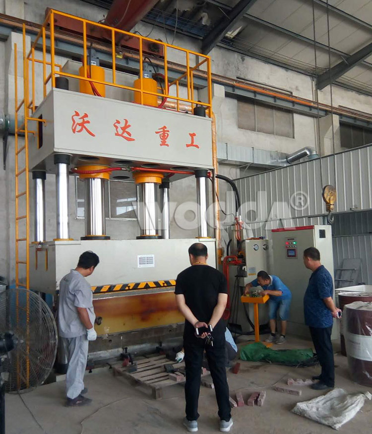 1200噸四(si)柱液壓(ya)機