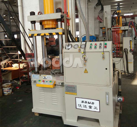 40T連體三(san)梁四柱(zhu)液壓機(ji)