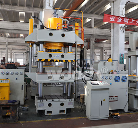 315噸四梁(liang)四柱液(ye)壓機