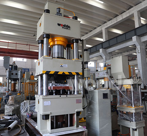 四(si)梁四(si)柱液(ye)壓機(ji)