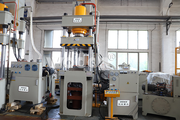 250T四柱液(ye)壓機帶(dai)液壓墊(nian)