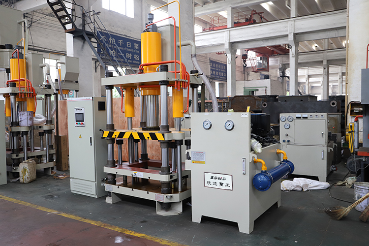 100T四(si)梁四柱液(ye)壓機 100T四梁四柱(zhu)液壓機