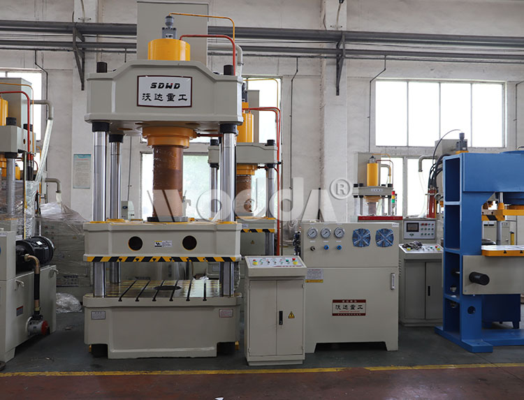 三(san)梁四柱單(dan)杠液壓機(ji)