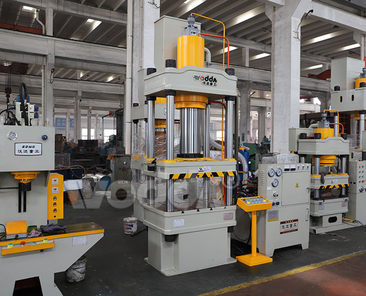 三梁(liang)四柱(zhu)液壓(ya)機