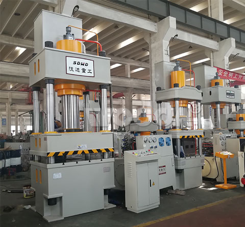 315噸四(si)柱液壓(ya)機