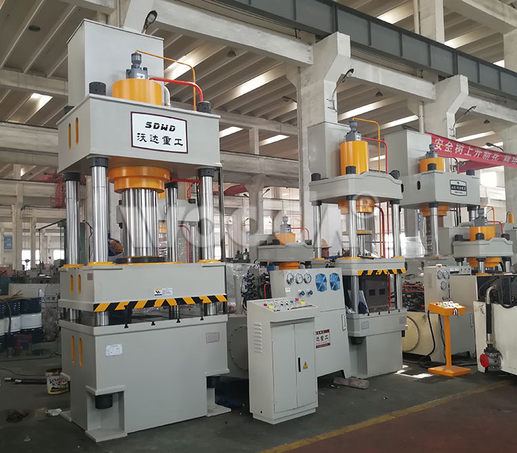 三(san)梁四(si)柱液(ye)壓機(ji)