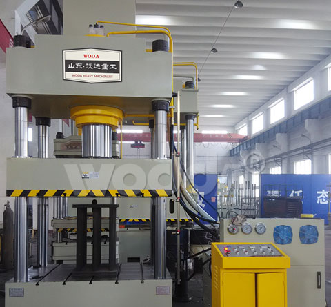 三梁(liang)四柱液壓(ya)機