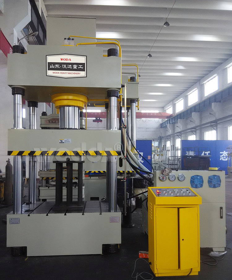 三(san)梁四柱(zhu)液壓機(ji)