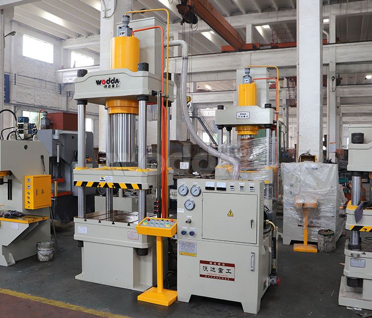 200T四柱(zhu)三梁液(ye)壓機