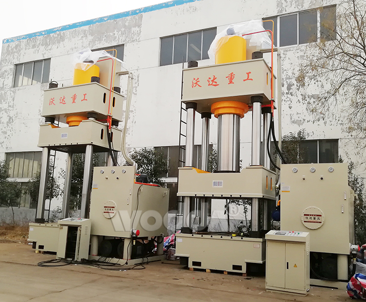 1500噸三梁(liang)四柱液壓(ya)機 1500噸三梁(liang)四柱液壓(ya)機