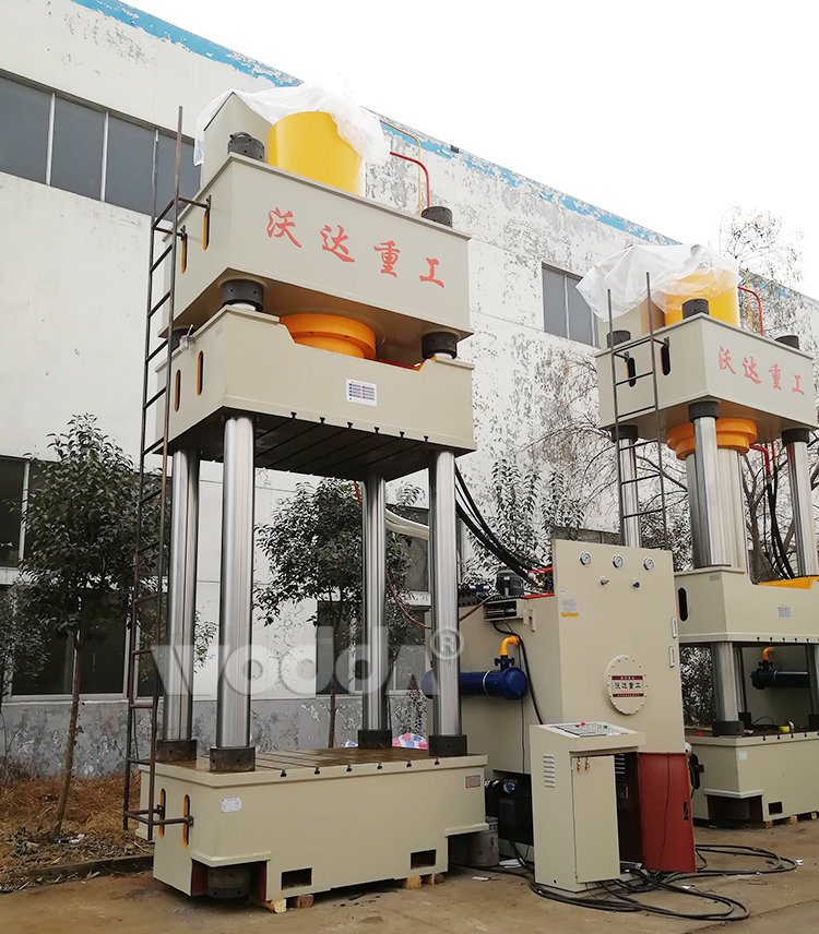 1500噸三梁(liang)四柱液壓(ya)機 1500噸三梁(liang)四柱液壓(ya)機