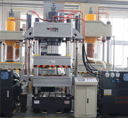 315噸四梁(liang)四柱液(ye)壓機