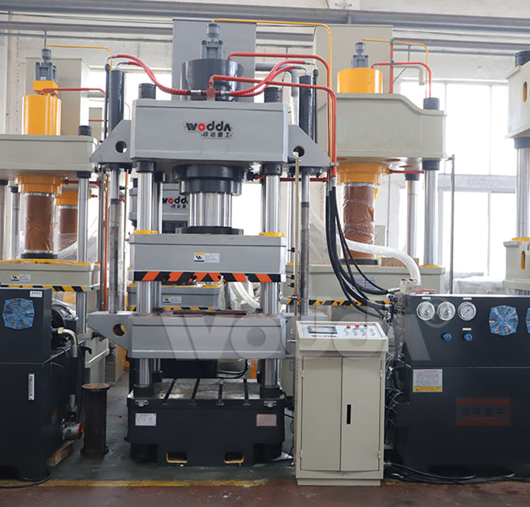 四梁四柱(zhu)液壓機實(shi)拍圖