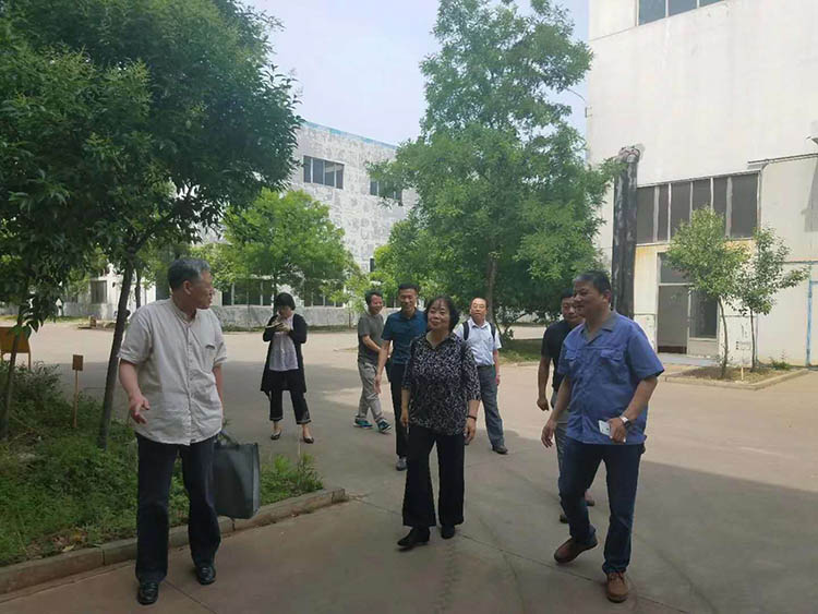 北京(jing)一機劉(liu)宇淩總(zong)工程師(shi)來沃達(da)液壓機(ji)考察