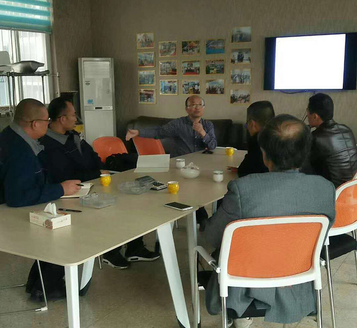 沃達液(ye)壓機技(ji)術人員(yuan)與上海(hai)交大教(jiao)授深入(ru)溝通