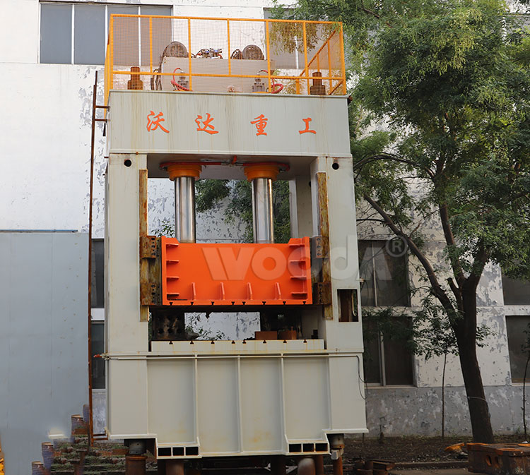 框(kuang)式液壓(ya)機産品(pin)實拍