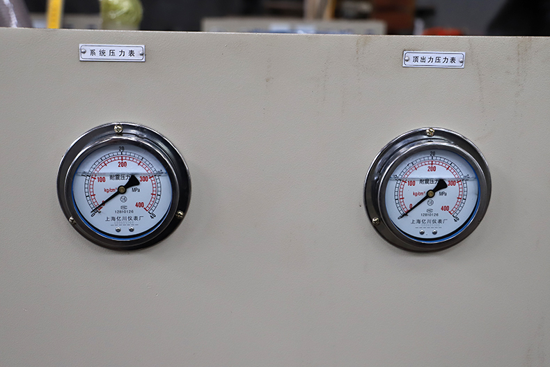 四柱(zhu)三梁(liang)液壓(ya)機油(you)表