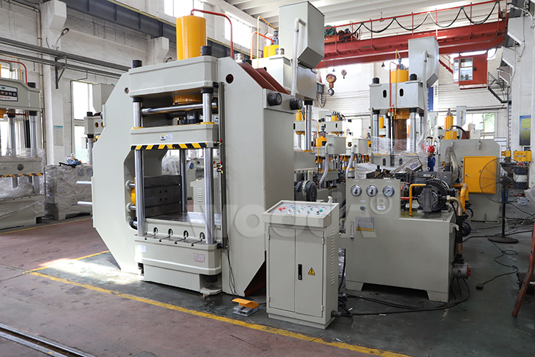 高(gao)鐵配(pei)件成(cheng)型液(ye)壓機(ji)