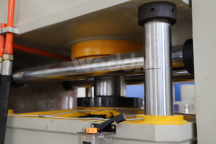 高(gao)鐵配(pei)件成(cheng)型液(ye)壓機(ji)