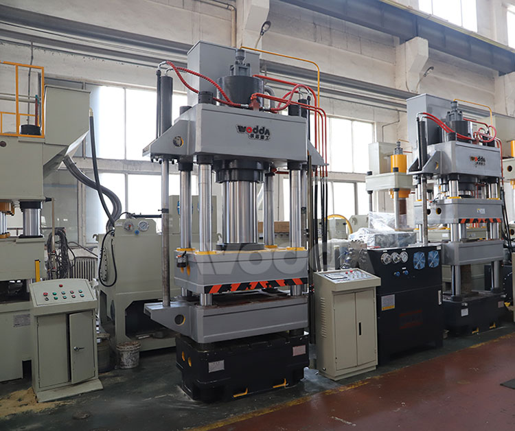 四梁(liang)四柱液壓(ya)機實物圖(tu)