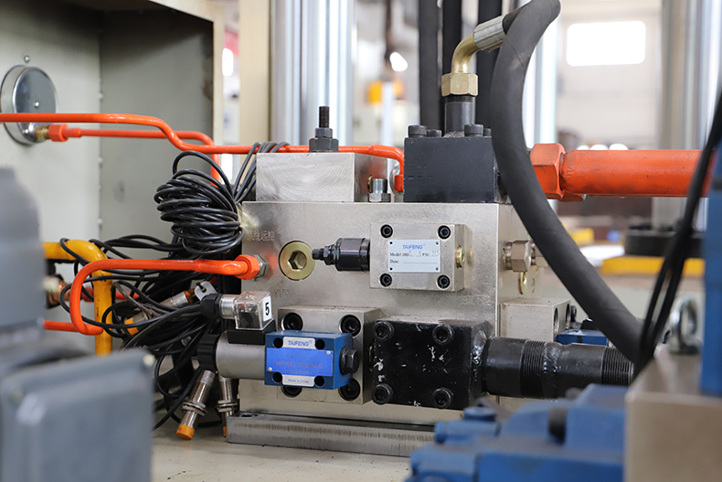 電動(dong)車擋風(feng)成型液(ye)壓機