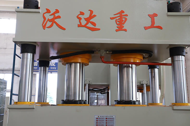 電(dian)動車擋(dang)風成型(xing)液壓機(ji)