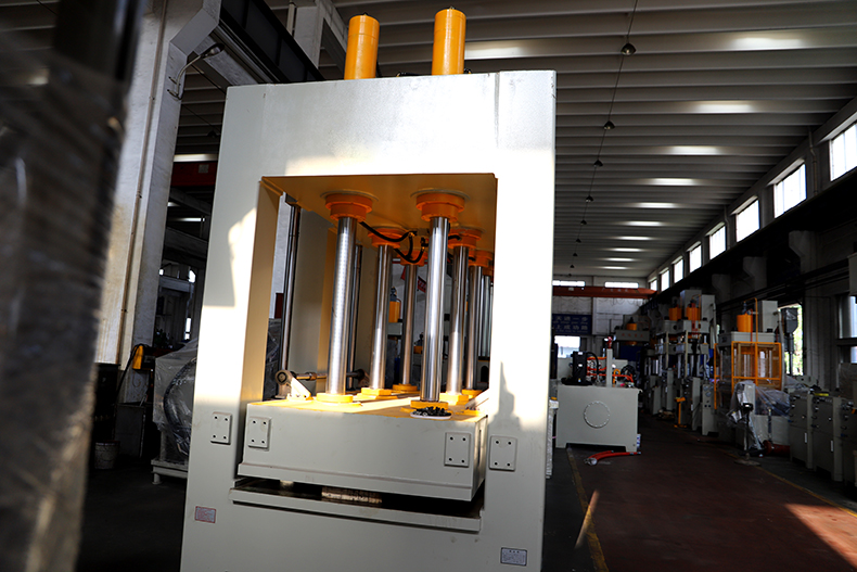 建築隔溫(wen)新型材料(liao)成型機