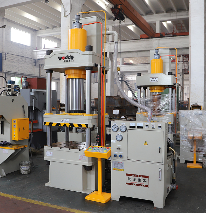 密胺(an)餐具熱壓(ya)成型液壓(ya)機實拍