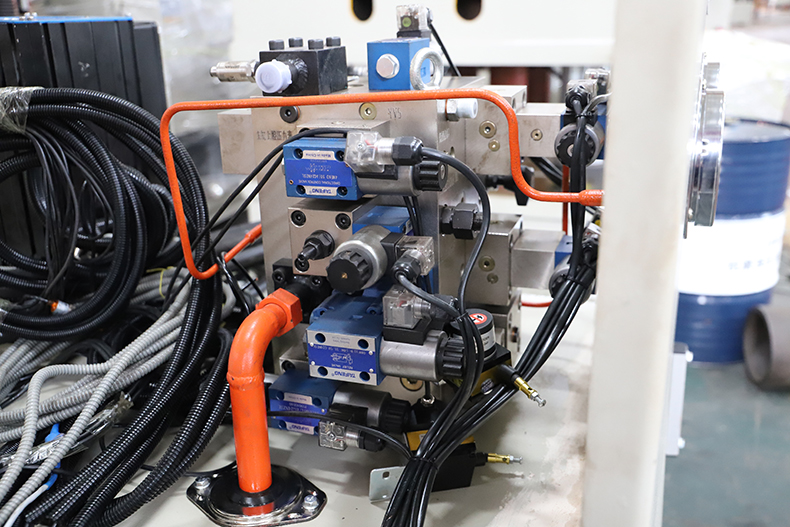 電磁爐(lu)隔熱圈液(ye)壓機