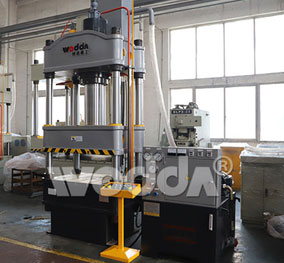 200t三梁四(si)柱液壓(ya)機