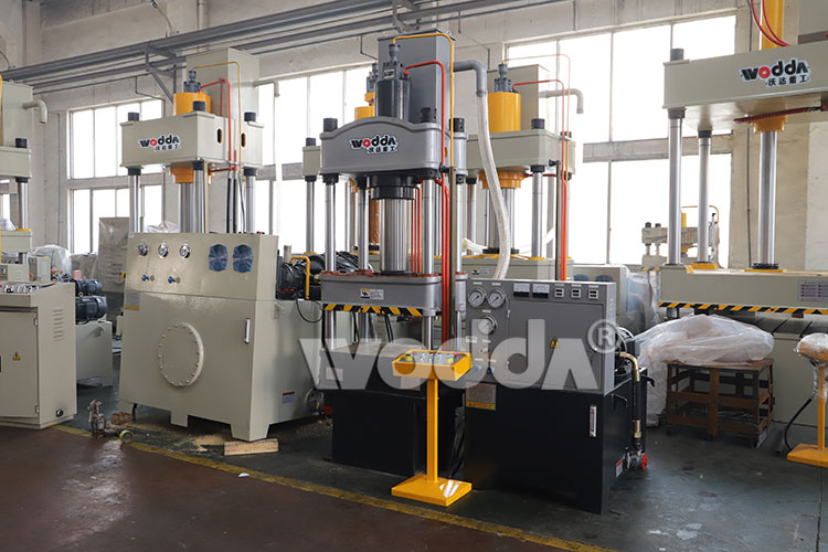 200T三(san)梁四柱(zhu)液壓機(ji)