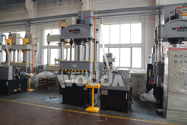 200T三梁四(si)柱液壓(ya)機