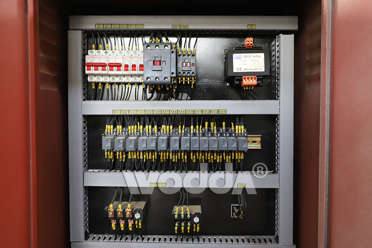 315噸(dun)三梁四(si)柱液壓(ya)機