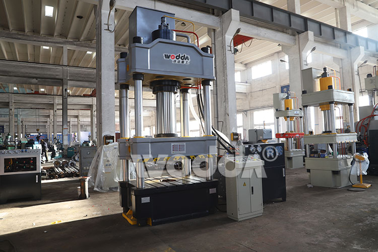 315t三(san)梁四(si)柱液(ye)壓機(ji)