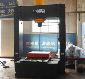 400噸龍(long)門液(ye)壓機(ji)