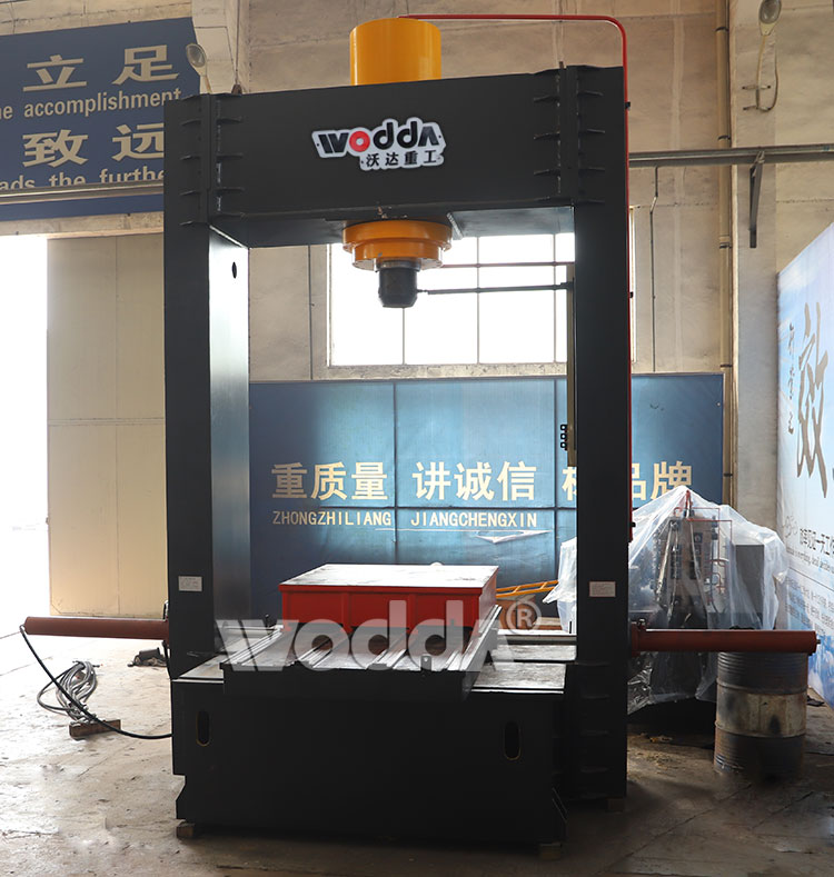 400噸(dun)龍門液(ye)壓機産(chan)品實拍(pai)