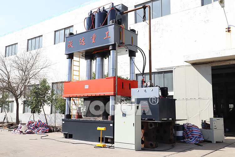 1800T三梁(liang)四柱(zhu)液壓(ya)機