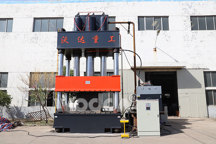 1800T三(san)梁四(si)柱液(ye)壓機(ji)