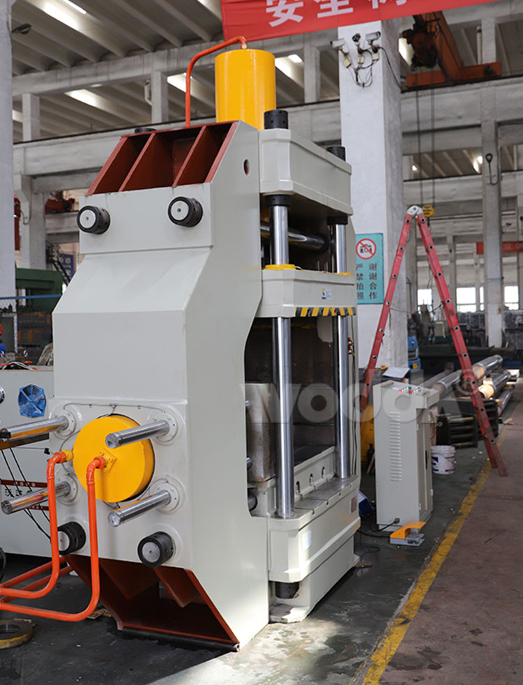 四(si)柱液(ye)壓機(ji)