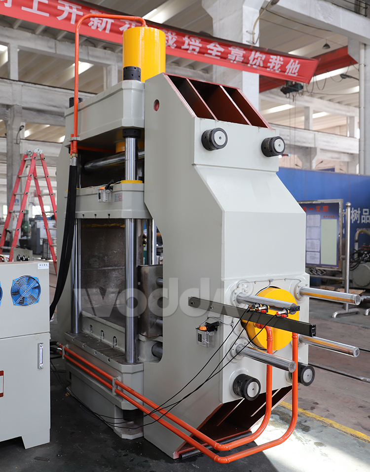 帶(dai)側缸(gang)液壓(ya)機