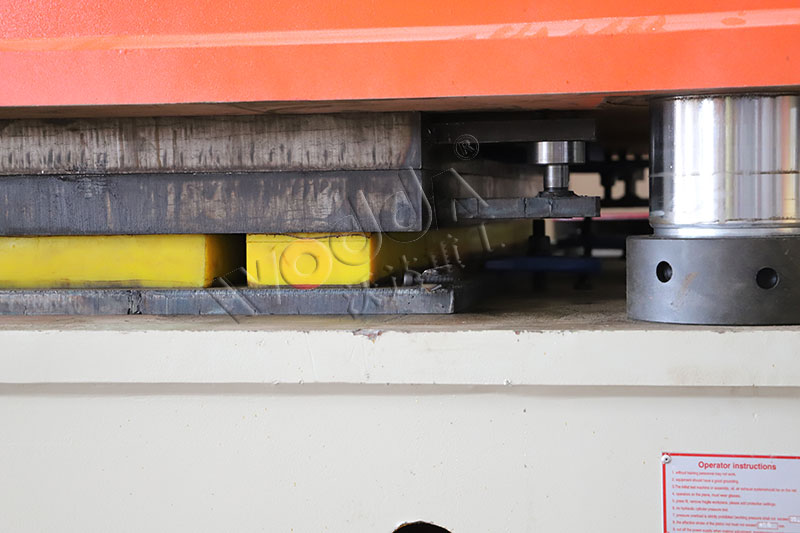 鋼木門(men)壓花機(ji)