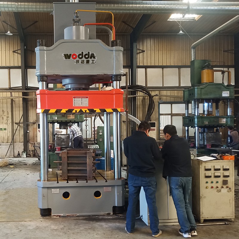 315噸國(guo)标三梁(liang)四柱液(ye)壓機