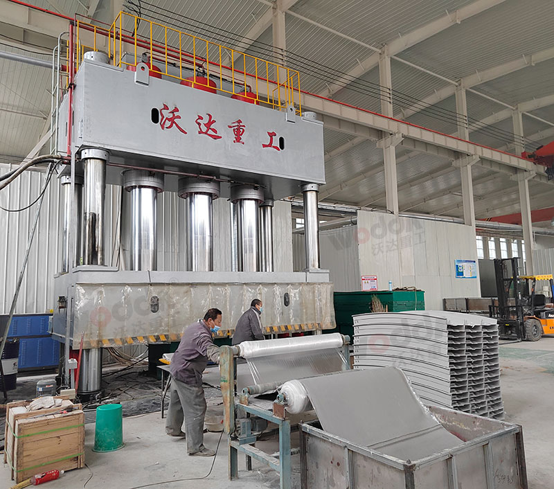 2000噸SMC玻(bo)璃鋼(gang)電纜(lan)橋架(jia)成型(xing)液壓(ya)機