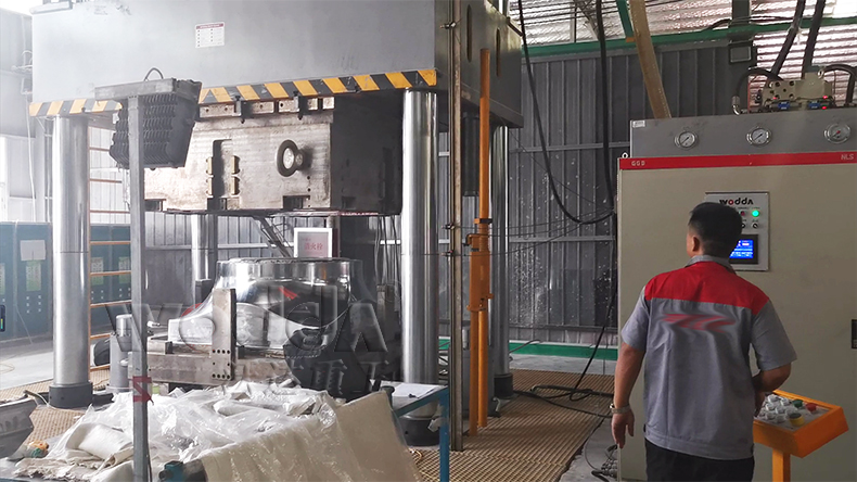 玻璃(li)鋼風(feng)機生(sheng)産設(she)備 玻(bo)璃鋼(gang)風機(ji)生産(chan)設備(bei)